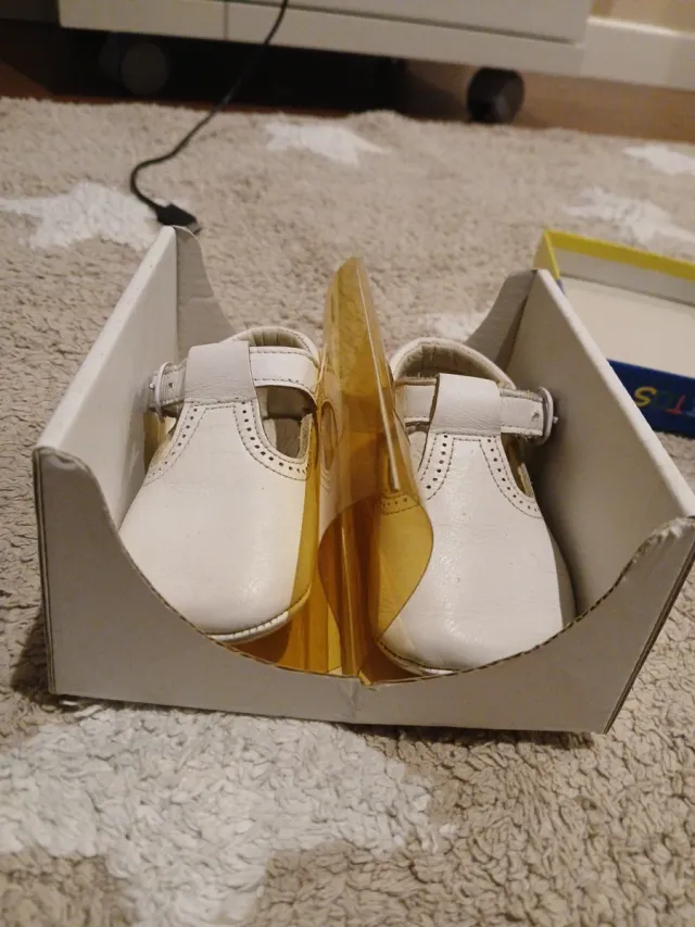 Zapatos blancos de bebé