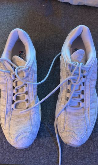 Tênis Nike Cinza e Branco