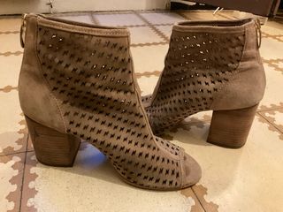 Botines calados cuero beige tacón abierto 37