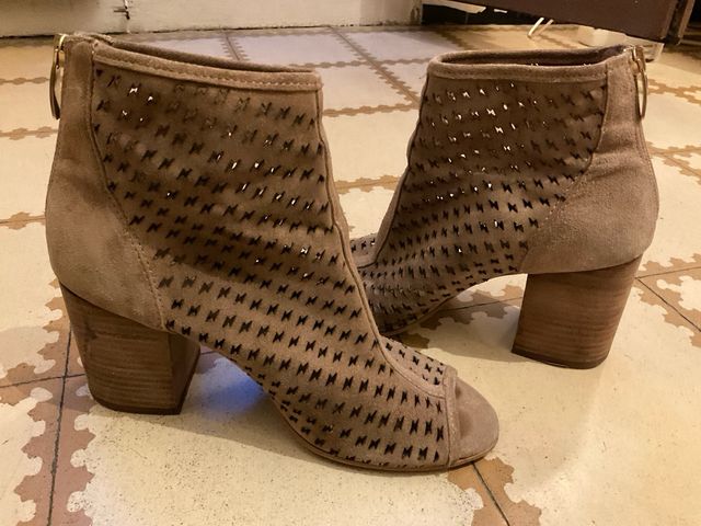 Botines calados cuero beige tacón abierto 37