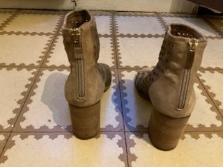 Botines calados cuero beige tacón abierto 37