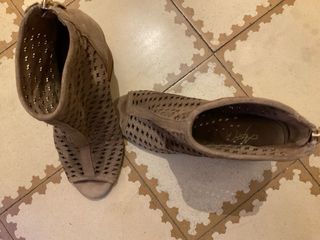 Botines calados cuero beige tacón abierto 37