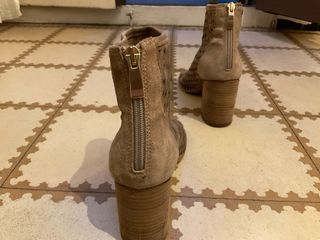 Botines calados cuero beige tacón abierto 37