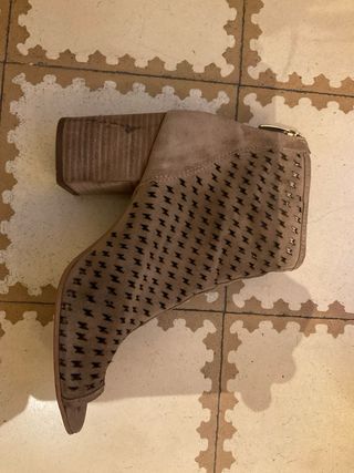 Botines calados cuero beige tacón abierto 37