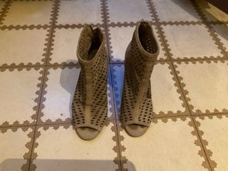 Botines calados cuero beige tacón abierto 37