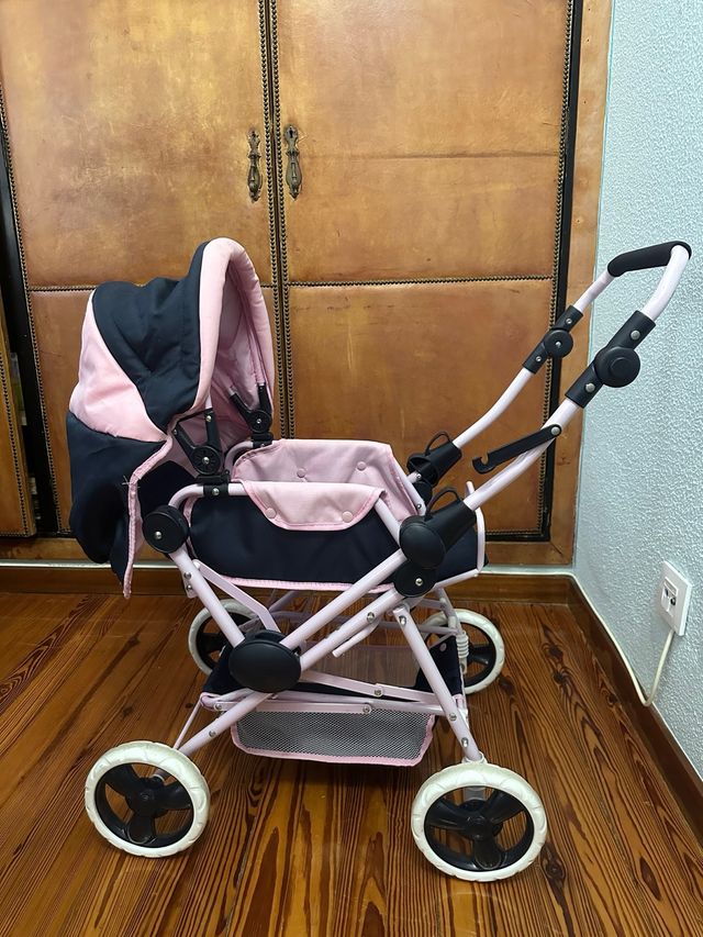 Carrito de muñecas rosa y azul marino.