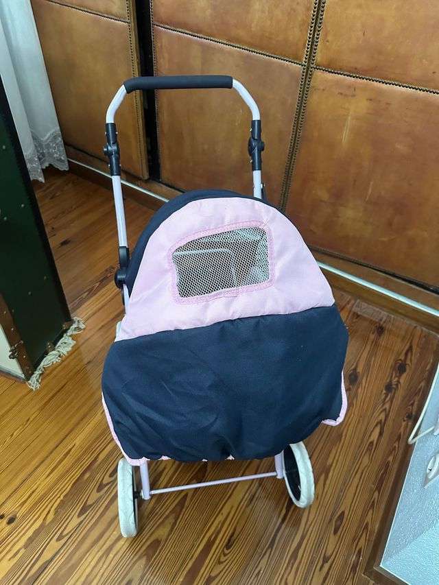 Carrito de muñecas rosa y azul marino.