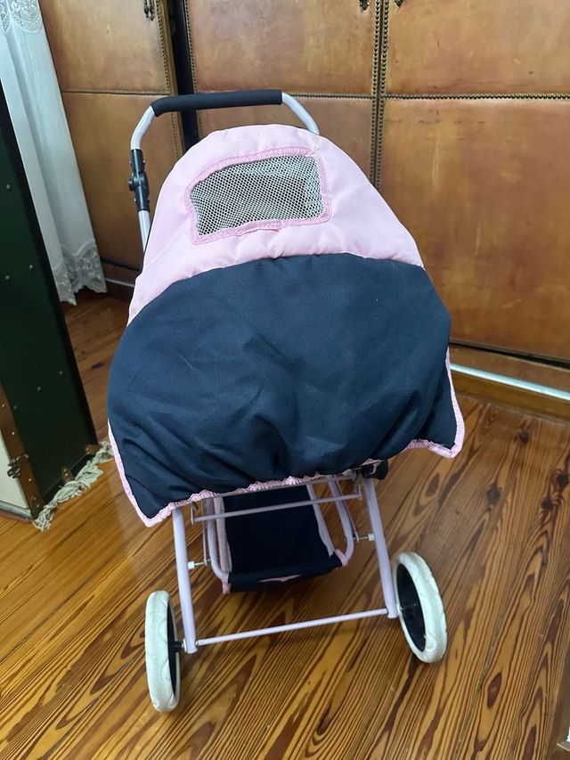 Carrito de muñecas rosa y azul marino.