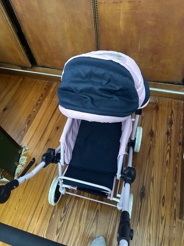 Carrito de muñecas rosa y azul marino.