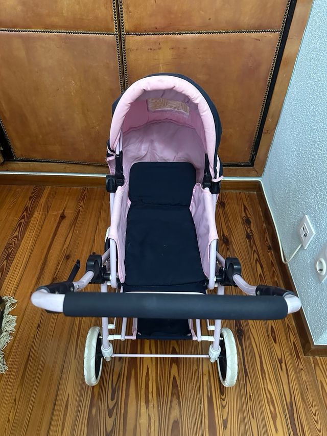 Carrito de muñecas rosa y azul marino.