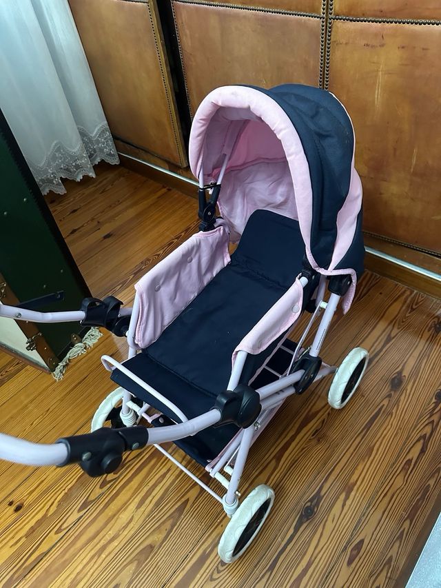 Carrito de muñecas rosa y azul marino.