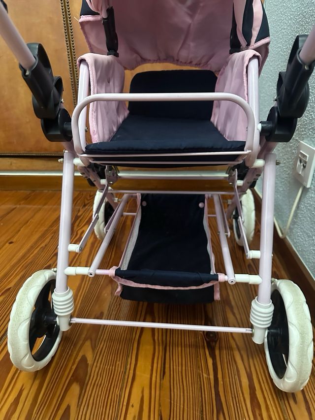 Carrito de muñecas rosa y azul marino.