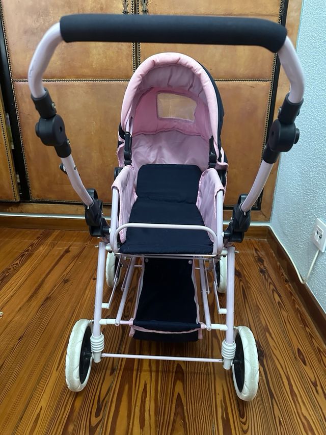 Carrito de muñecas rosa y azul marino.