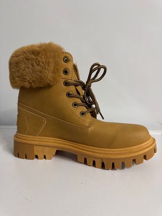 Botas de mujer beige y marrón con pelo