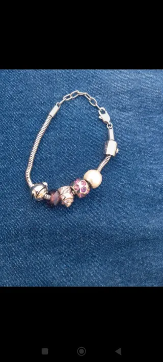 Pulsera plateada con charms