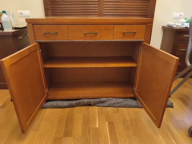 Aparador de madera con puertas de bambú