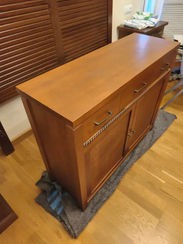 Aparador de madera con puertas de bambú