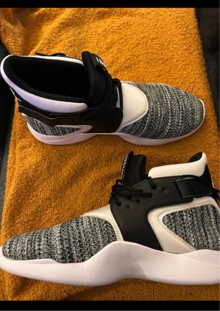 Tênis cinza e branco