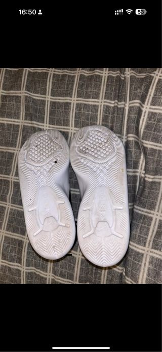 Tênis cinza e branco