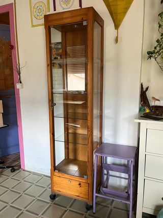 Expositor madera con luz y ruedas