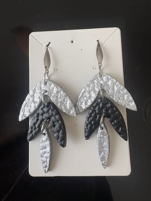 Pendientes arcilla polimérica plata y negro