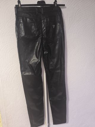 Pantalones Guess efecto piel brillante T.27