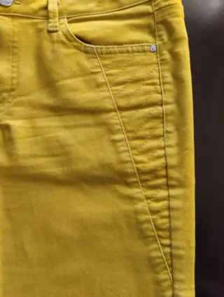 Vaqueros elásticos amarillos