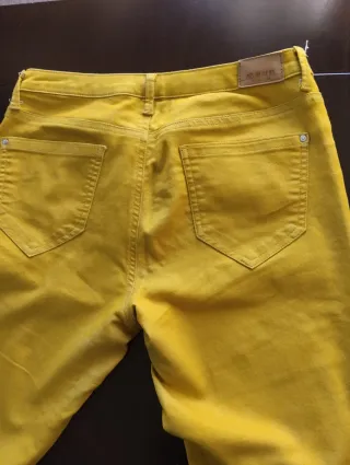 Vaqueros elásticos amarillos