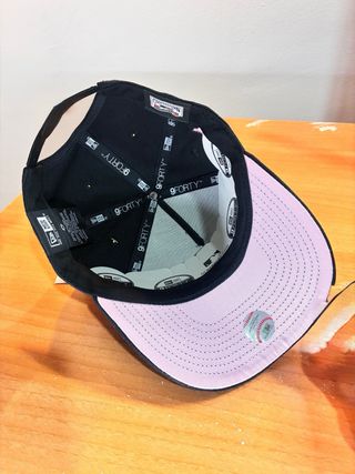 Gorra Negra con Diseño Niño y Flores