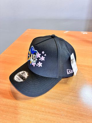 Gorra Negra con Diseño Niño y Flores