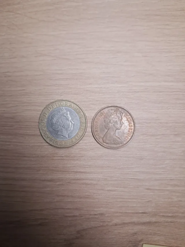 Lote de 2 moedas da Rainha Isabel