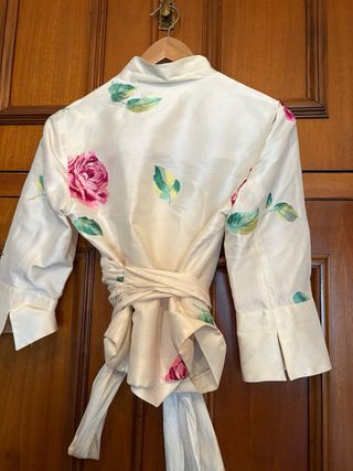 Traje de seda natural