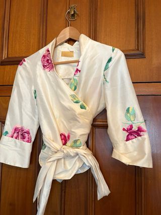 Traje de seda natural