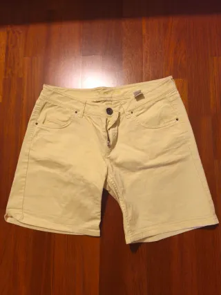 Bermudas amarillas