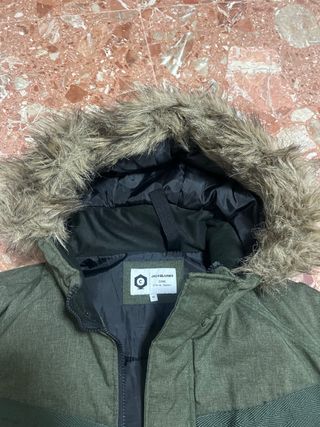 Anorak con pelo en la capucha