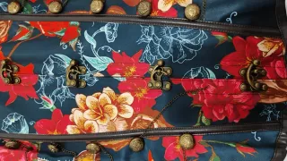 Corsé floral con calaveras y cadenas