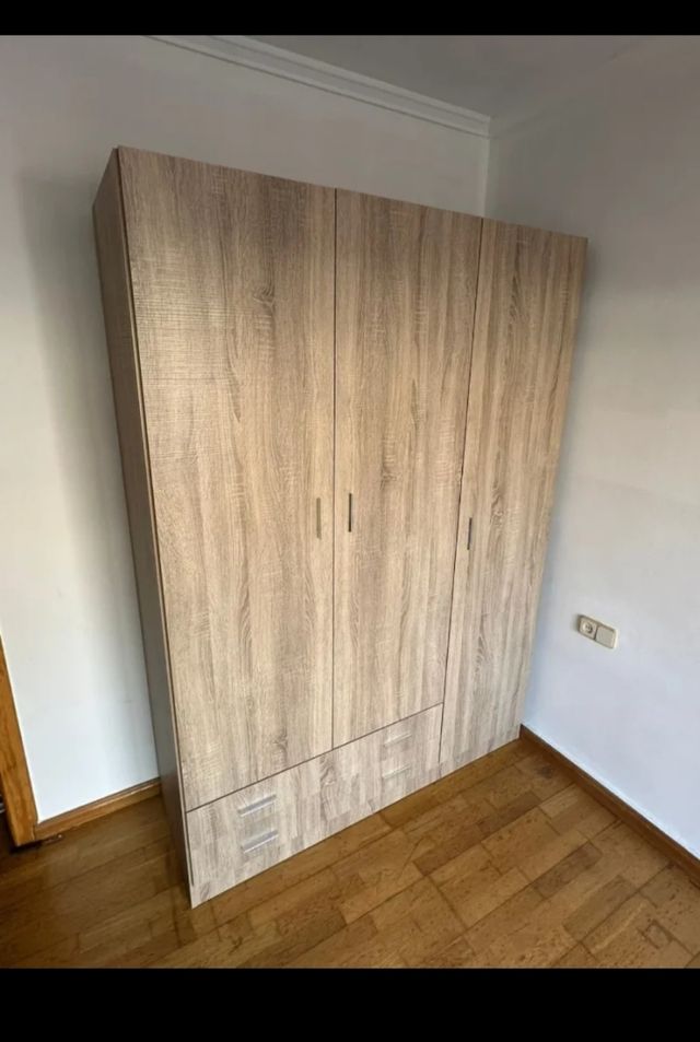 Guarda-roupa de madeira bege e marrom