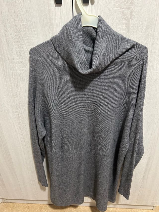 Vestido de punto gris con detalles