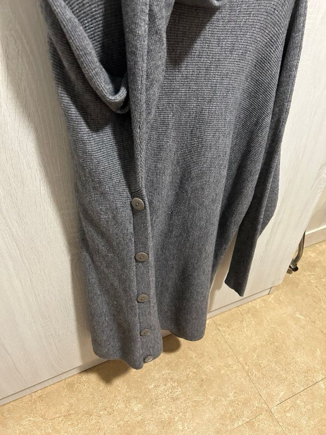 Vestido de punto gris con detalles