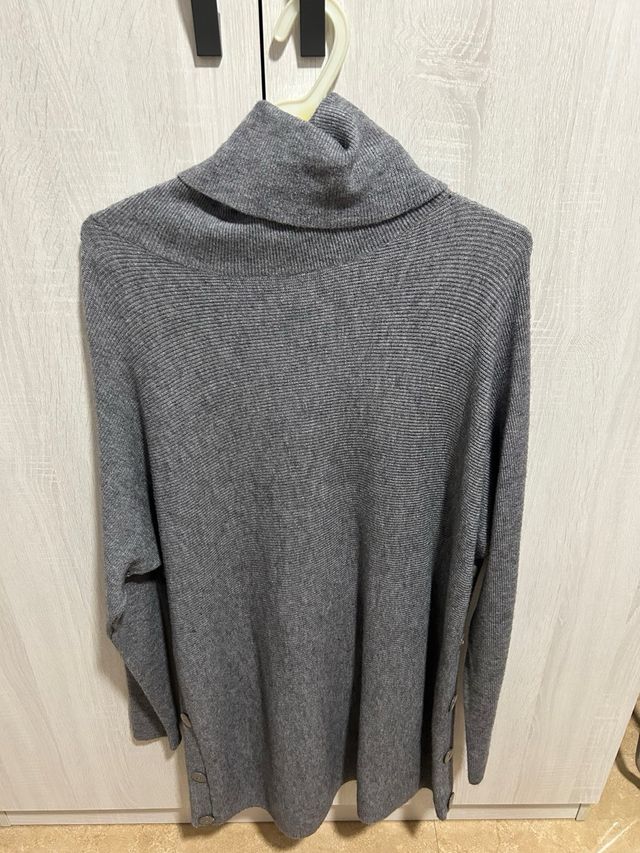 Vestido de punto gris con detalles