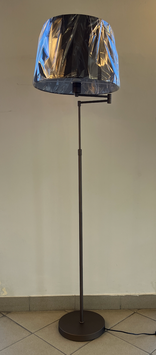 Lampada da terra marrone snodata con paralume