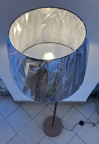 Lampada da terra marrone snodata con paralume