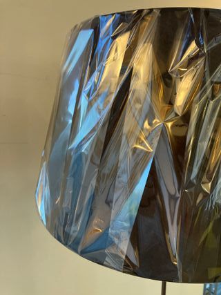 Lampada da terra marrone snodata con paralume