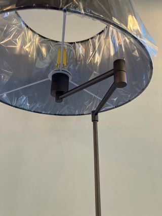 Lampada da terra marrone snodata con paralume