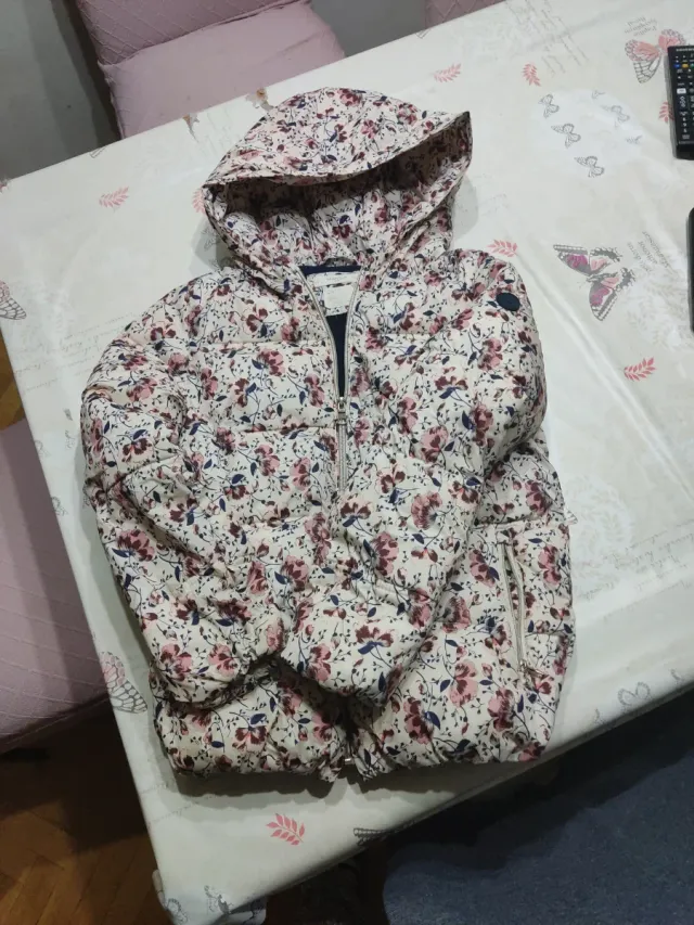 Abrigo niña estampado floral con capucha.