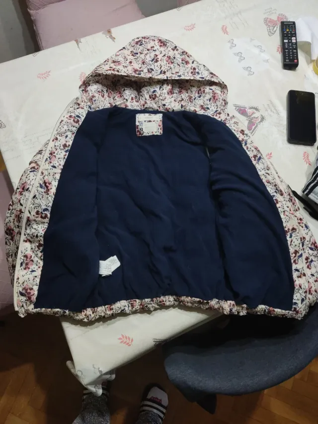 Abrigo niña estampado floral con capucha.