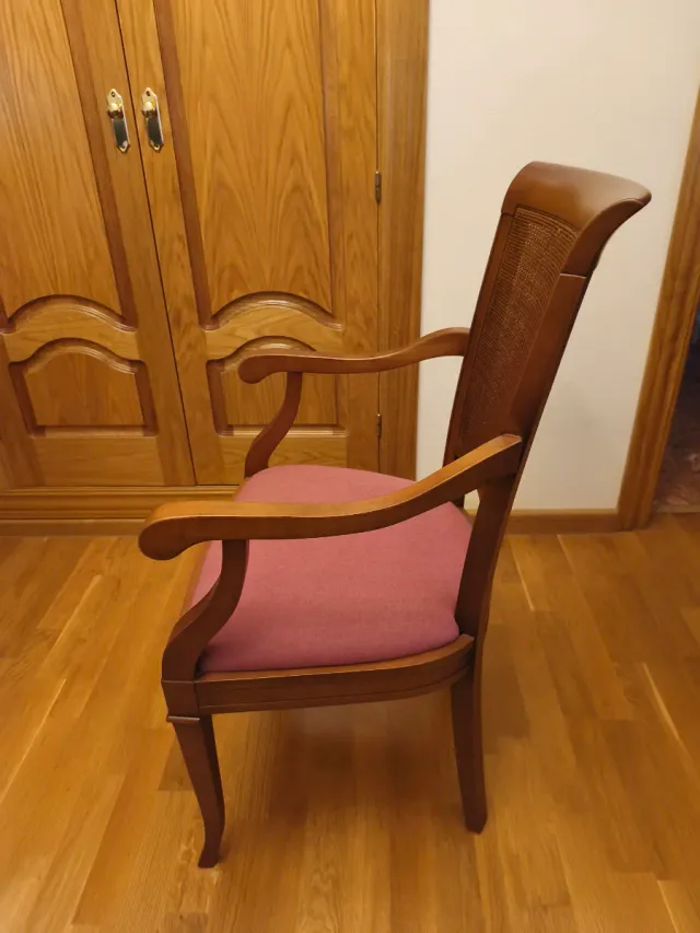 2 Sillas de Madera con Asiento Rosado