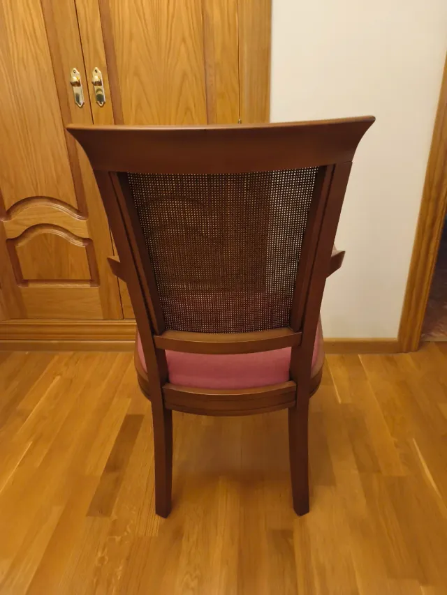 2 Sillas de Madera con Asiento Rosado