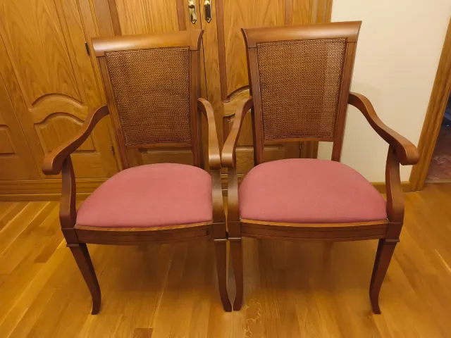 2 Sillas de Madera con Asiento Rosado