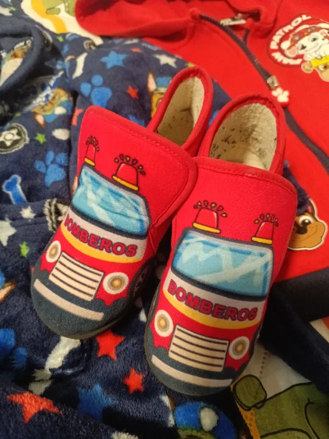 Ropa Patrulla Canina y Zapatillas Bombero